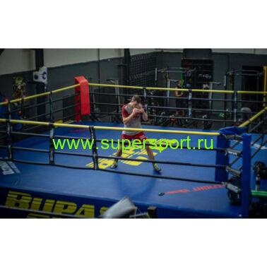 Ринг на помосте с боевой зоной 6,1 x 6,1 м.