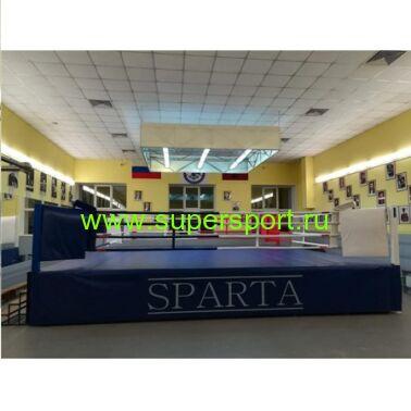 Ринг на помосте с боевой зоной 6,1 x 6,1 м.