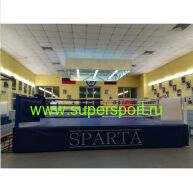 Ринг на помосте с боевой зоной 6,1 x 6,1 м.